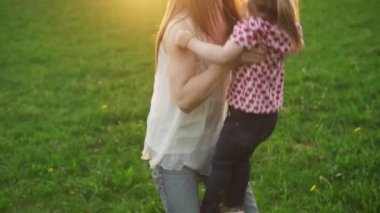 Anne çok güzel çocuğunu park havada günbatımında atar