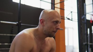 Terli fitness adam içme suyu spor salonunda egzersiz sonra bitkin