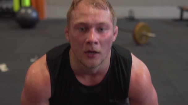 Hombre de fitness sudoroso haciendo ejercicio limpio de potencia de barra en el gimnasio — Vídeos de Stock