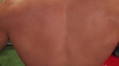 Spor salonunda egzersiz kürek sırasında adamın sırt kasları çalışmalarını