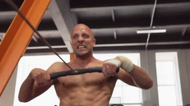 Spor olarak kürek çalışma yapan fitness erkek