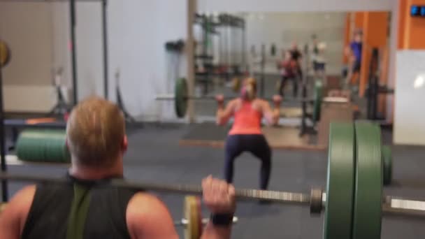 Fitness personnes faisant de l'exercice squat dos dans la salle de gym — Video