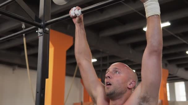 Fitness homme faisant bar musclé séance d'entraînement dans la salle de gym — Video