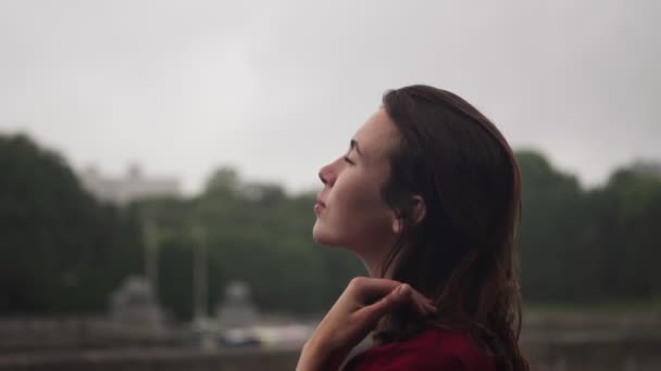 Felice ragazza bruna sensuale guardando la pioggia in natura — Video Stock