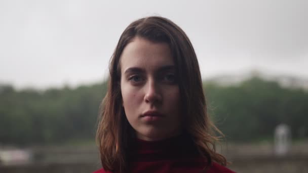 Close-up rosto de menina infeliz com cabelo molhado na chuva, tempo triste nublado — Vídeo de Stock