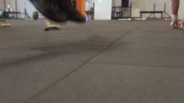 Fitness kadının spor, yakın çekim bacak olarak atlama ipi çalışma yapması