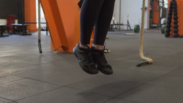 Fáradt fitness nő csinál jumping kötelet edzés és kifulladt — Stock videók