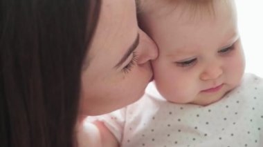 Anne Close-up küçük bebeği öper
