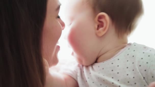 彼女の愛らしい赤ちゃんと遊んで幸せな母のクローズ アップ — ストック動画