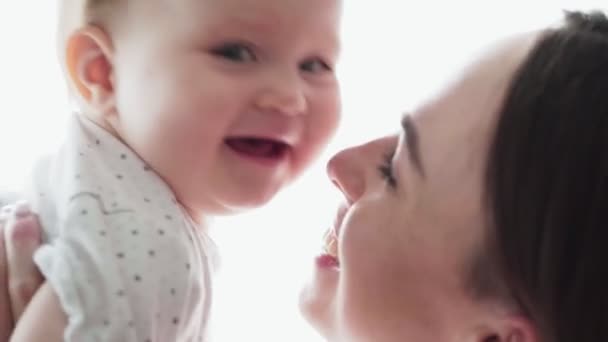 Mère attentionnée jouant avec un petit bébé heureux, baisers et sourires — Video