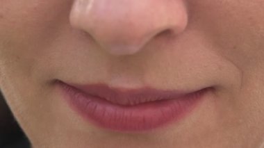 Kocaman bir gülümseme ile womans ağız yakın çekim