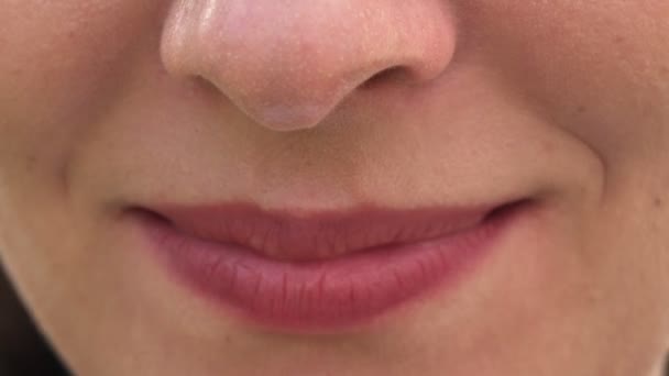 女人嘴的特写与洁白的牙齿欢笑 — 图库视频影像