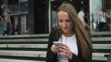Şehir kurma, girişine yakın Smartphone kullanan iş kadın kişi gitmek arkasında