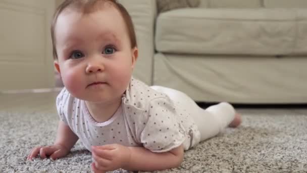 Симпатичный маленький ребенок на полу — стоковое видео
