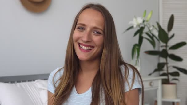 Rosto da jovem mulher feliz com grande sorriso na sala branca — Vídeo de Stock
