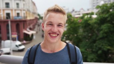 Şehir sokak gülümseyen genç mutlu yakışıklı adam