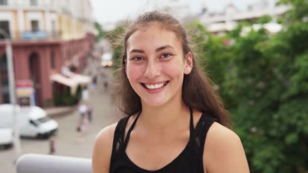 Щаслива змішана гонка дівчина посміхається на міській вулиці — стокове відео
