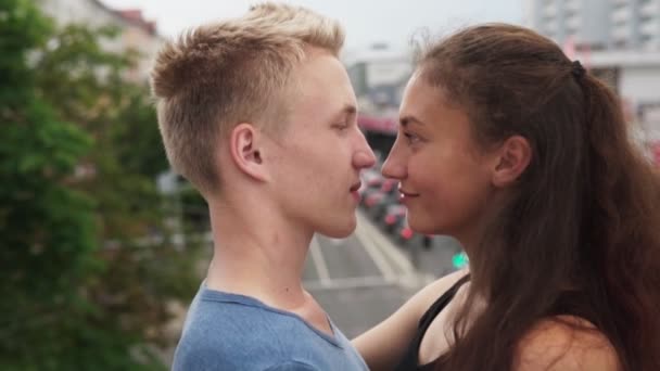 Молодая красивая влюбленная пара улыбается на городской улице — стоковое видео