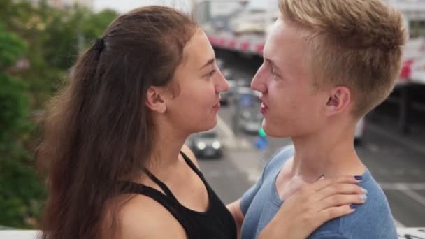 Счастливая пара влюблена в летний день в городе — стоковое видео