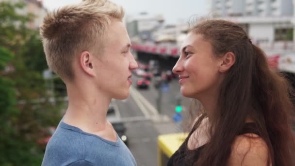 Ευτυχισμένο ζευγάρι στην αγάπη αγκαλιάζει απαλά την ημέρα το καλοκαίρι στην πόλη — Αρχείο Βίντεο