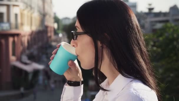 Successful business woman looking into distance, drinking coffee and enjoying — Stock Video