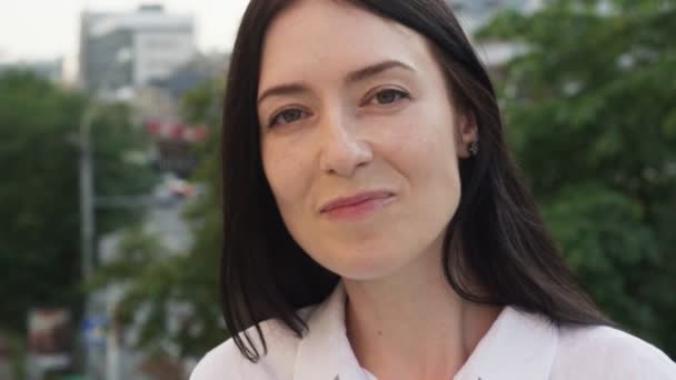 Close-up of happy adult business woman looking at camera in city — Stock Video