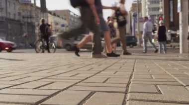 İnsanların önünde yol canlı araba trafiği olan şehirde yaz gününde yürüyüş