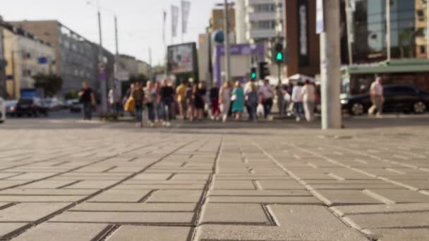 Multitud de personas van a lo largo de paso de peatones por la calle de la ciudad — Vídeos de Stock