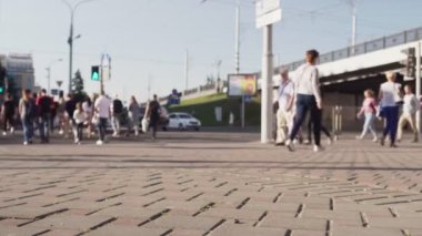 Şehir yaz gününde sokak insanlar devam