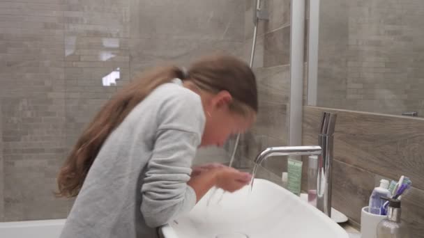 Niña lavándose la cara en el baño — Vídeo de stock