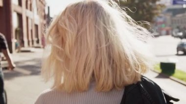 Neşeli sarışın kadın kentsel Street hamlesinde gülümseyen bardakları