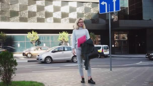 Mladá podnikatelka hledá novou práci na ulici — Stock video