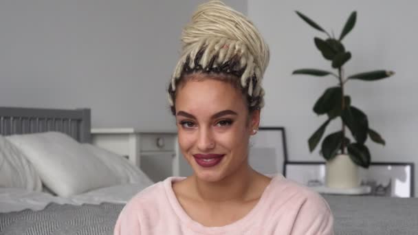 Retrato de hermosa mujer joven hipster feliz con rastas en la habitación — Vídeos de Stock