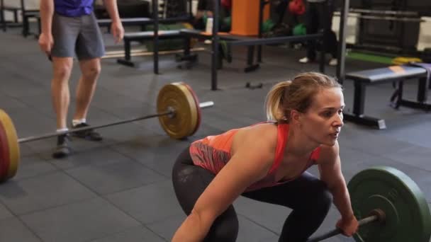 Mulher fitness fazendo barbell limpo e idiota treino no ginásio — Vídeo de Stock