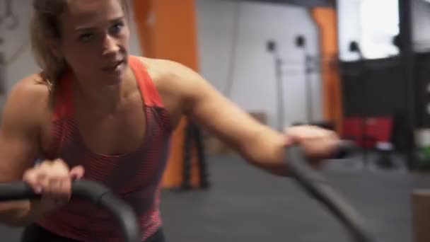 Фитнес-женщина делает упражнения на воздушном велосипеде в спортзале — стоковое видео