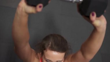 Ağırlıklı mekik egzersiz spor salonunda fitness erkek