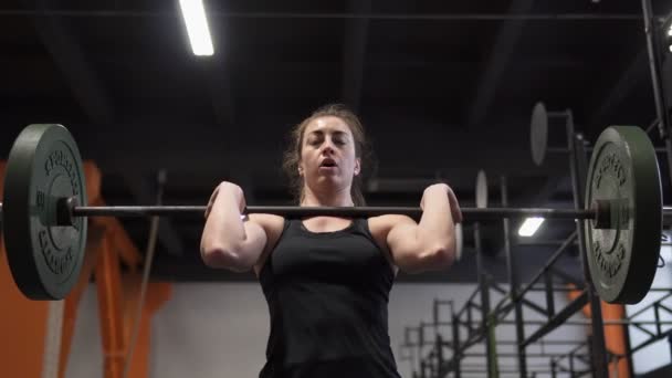 Fitness-Frau beim Langhantel-Liegestütztraining im Fitnessstudio — Stockvideo
