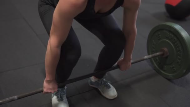 Жінка робить штангу натискає прес тренування в тренажерному залі — стокове відео
