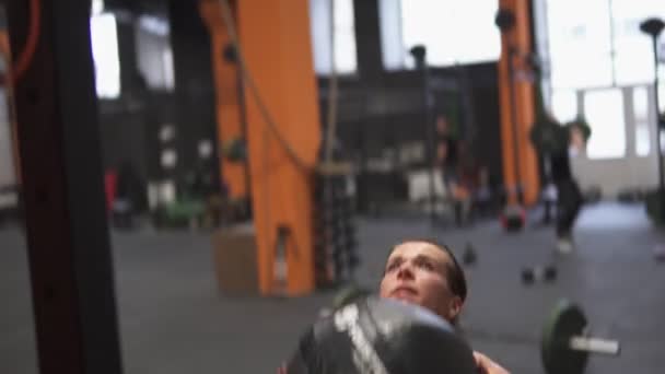 Mujer de fitness haciendo ejercicio de pelota de pared en el gimnasio — Vídeos de Stock