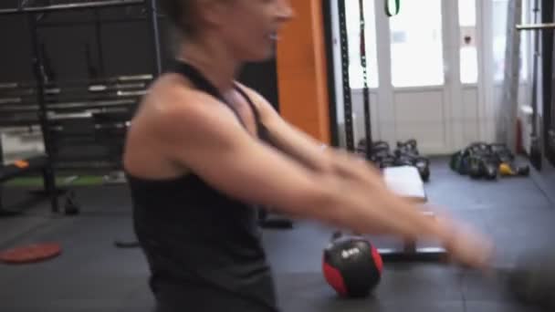 Фитнес-женщина занимается гиревым качелем кросс-тренировкой в спортзале — стоковое видео