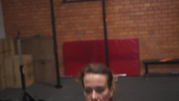 Femme faisant de l'exercice de propulseur d'haltère dans la salle de gym — Video