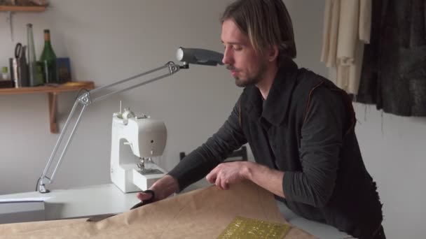 남자 재단사가 위 워크샵에서 작업 하는 동안 의류 패턴 만들기 — 비디오
