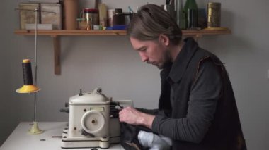 Furrier Makine atölyesinde çalışan yakışıklı adam terzi
