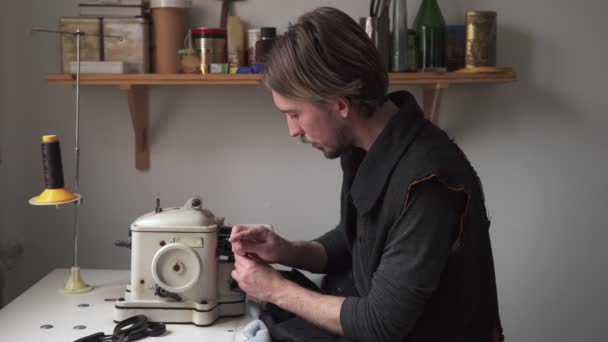 Man op maat naai bont op Bontwerker machine in werkplaats — Stockvideo