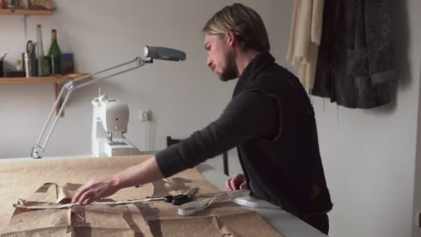 Beau tailleur masculin avec règle travaillant en atelier de couture — Video