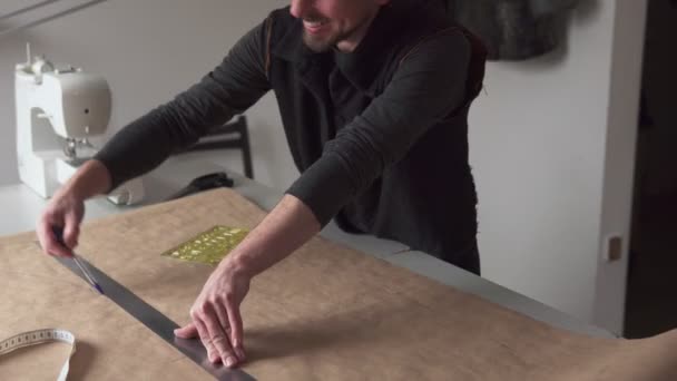 Hombre creativo sastre dibujo patrón de ropa en papel de calcar en taller de costura — Vídeo de stock