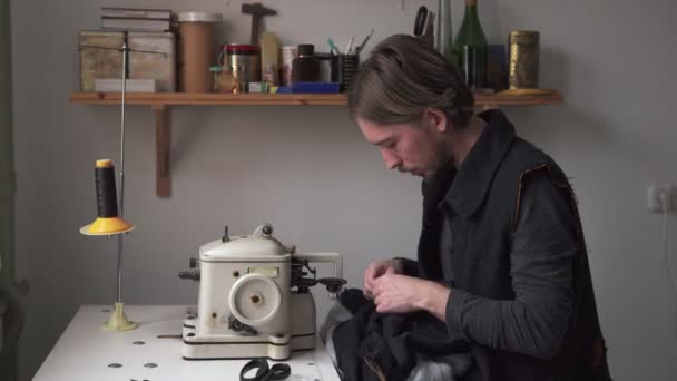 Mężczyzna krawiec szycia futra na maszyna kuśnierka w warsztacie — Wideo stockowe