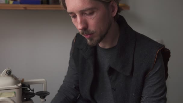 在皮革作坊工作的年轻帅哥裁缝师 — 图库视频影像