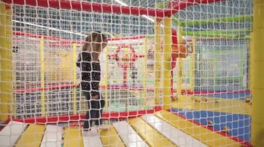 Oynayan ve having fun oyun çocuk Merkezi kapalı kız