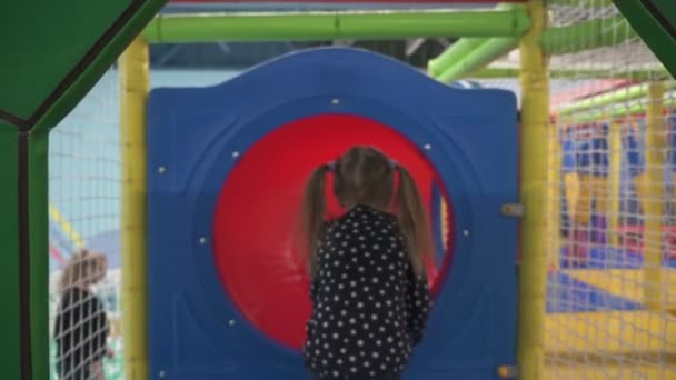 Enfant se déplace à travers labyrinthe sur parcours d'obstacles pour enfants à aire de jeux — Video